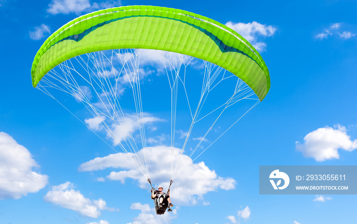 Voile de parapente biplaces sur fond de ciel bleu