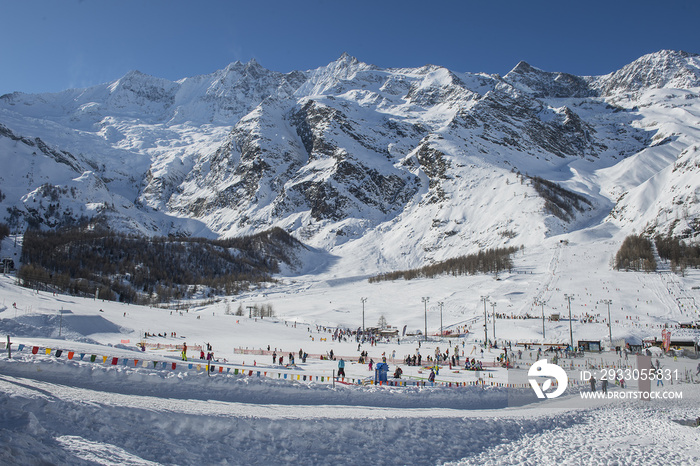 Winterlandschaft mit Skifahrern, Saas Fee, Wallis, Schweiz