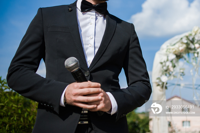 toastmaster at a wedding. mc.