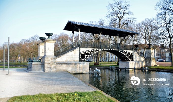 Vue du canal sous le pont Napoléon Champ de Mars Lille