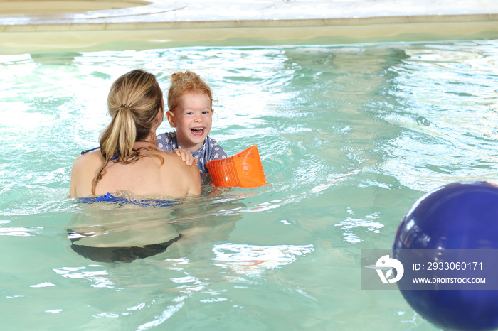 Mutter mit Tochter Kind beim Schwimmkurs Schwimmen lernen Schwimmbad