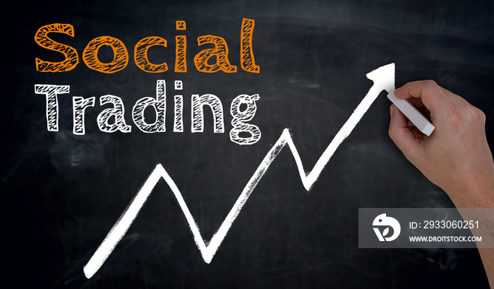 Social Trading wird von Hand auf Tafel geschrieben