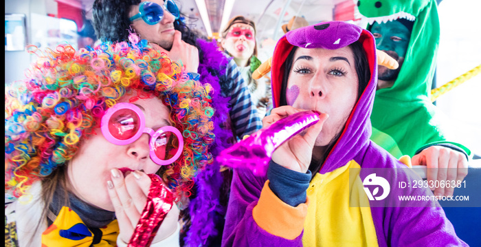 Gruppe Junger Leute fahren mit dem Zug zu karneval party