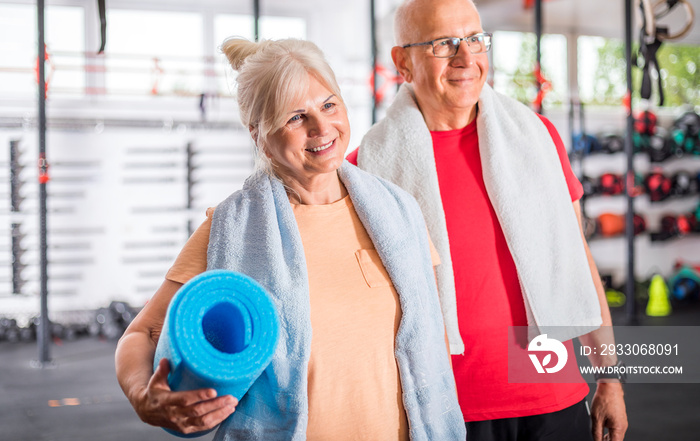 Senior couple at the gym