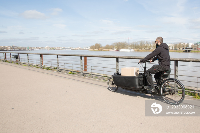 Cargo bicycle parcel delivery