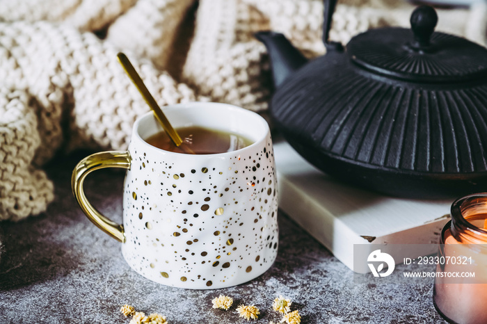 Tasse avec une infusion relaxante à la verveine et camomille