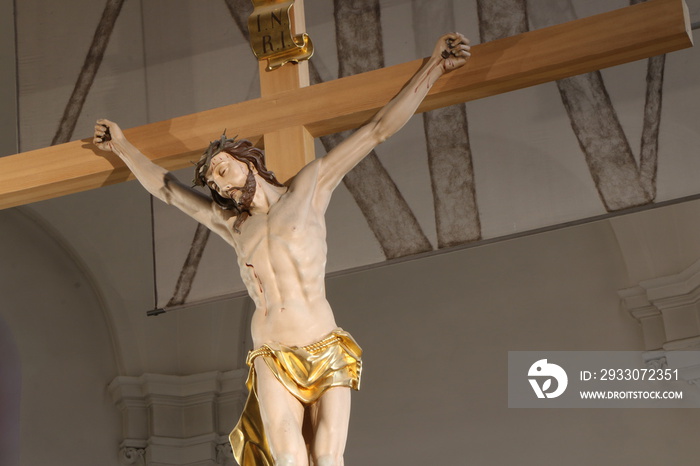 Jesus Christus am Kreuz, antikes Kruzifix in einer christlichen Kirche