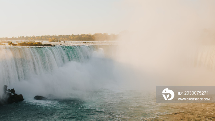 Lever de soleil sur les chutes du Niagara