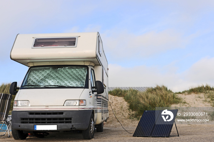 Wohnmobil am Strand mit Solarmodul