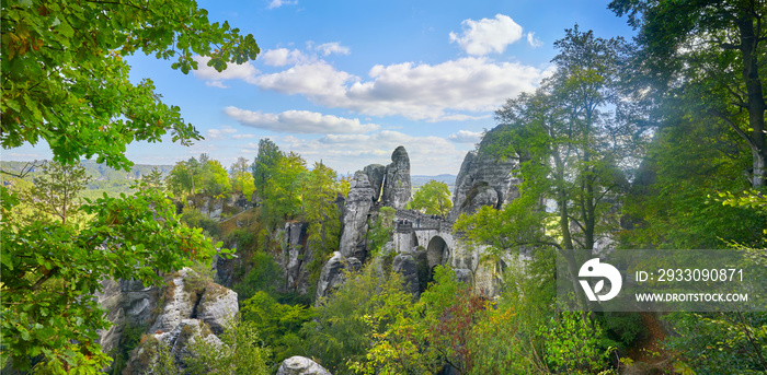 Blick auf die Basteibrücke, Elbsandsteingebirge, Sächsische Schweiz.