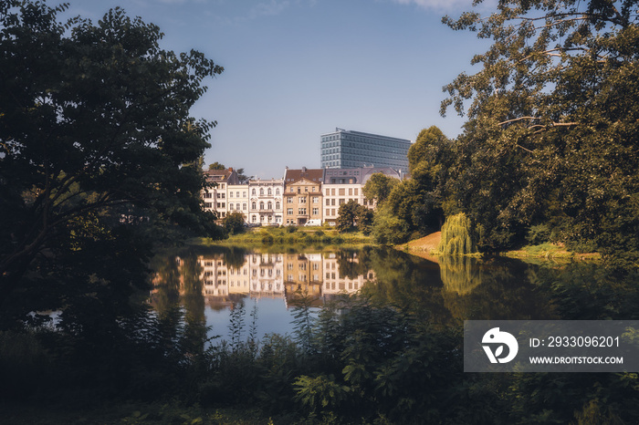 Modernes Düsseldorf im Hochhäusern in Nordrhein-Westfalen in Deutschland im Sommer