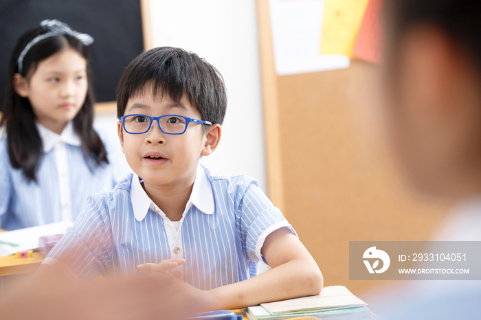 小学生在教室里