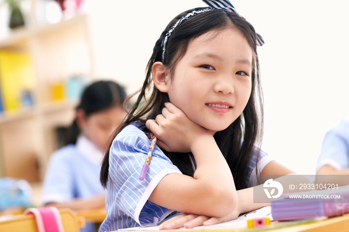 小学女生在教室里