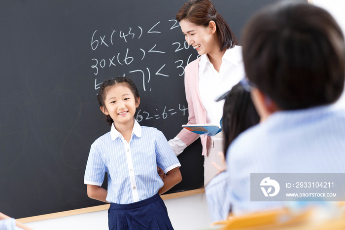 女教师和小学生们在教室里