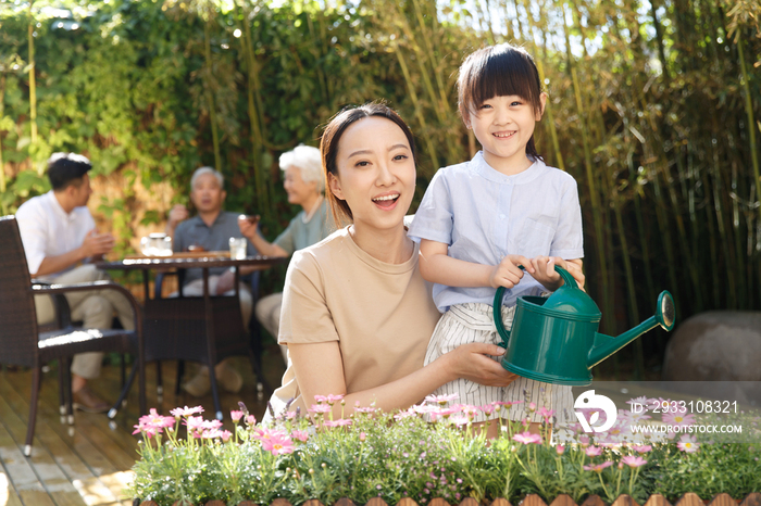 幸福家庭在庭院里