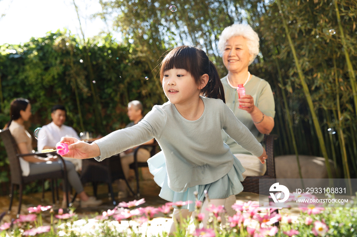 幸福家庭在庭院里