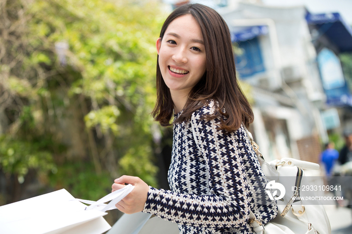 年轻女孩逛街