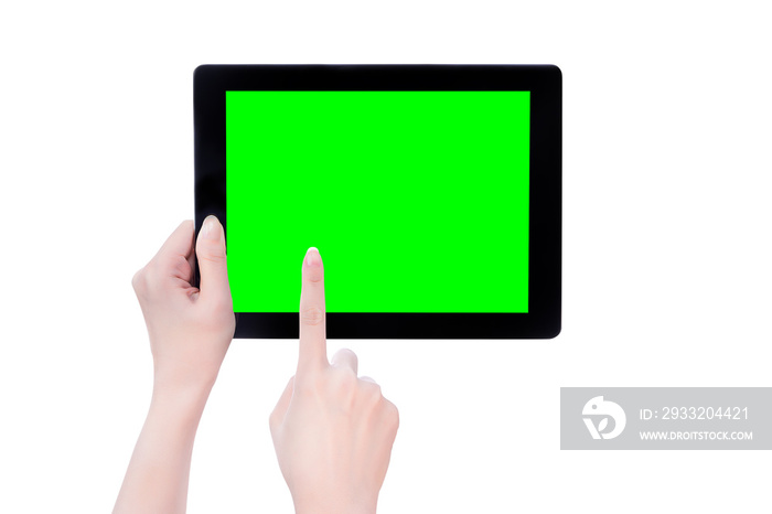 年轻漂亮的女孩拿着一个黑色平板电脑模板，绿色屏幕隔离在白色背景上