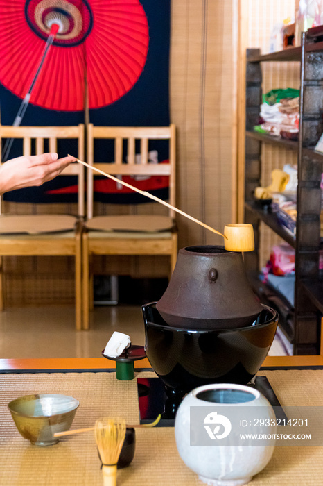 日本女人，茶艺大师，Sen Rikyu，双手仪式，准备放下Hishaku竹勺