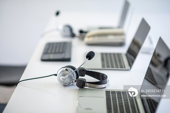 Headphone with call center device Put at office