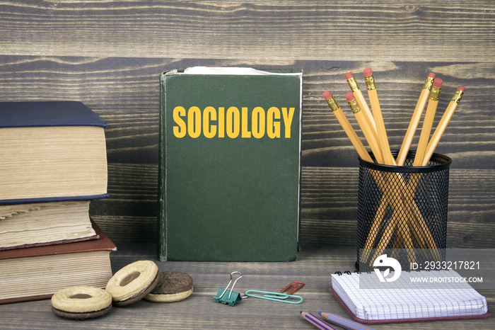 社会学商业概念。木质背景的书。