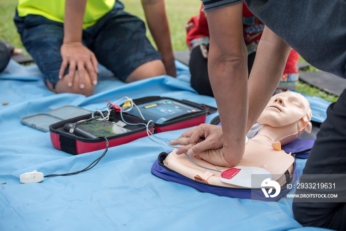 急救-使用自动体外除颤器对训练假人进行心肺复苏训练胸部按压