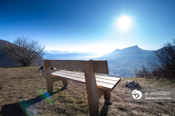 banc avec vue sur la vallée , pensée positive , contemplation