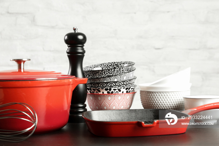 炊具套装：红色搪瓷铸铁锅、炖锅和碗