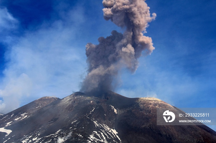 Vulkan Ätna blauer Himmel und Rauchwolke