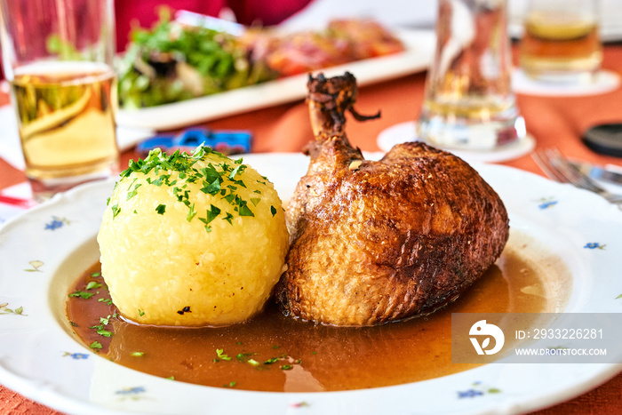 Gegrillte Ente mit Kartoffel Knödel aus Bayern Biergarten