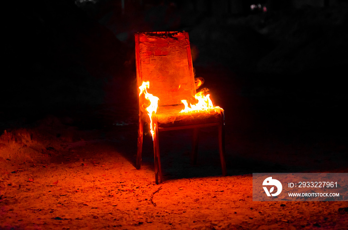 木椅着火了。家具被焚烧。概念照片，精疲力竭