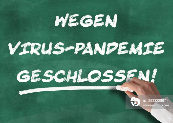 Text WEGEN VIRUS-PANDEMIE GESCHLOSSEN auf Tafel, Schulschließung und geschlossene Geschäfte währen C