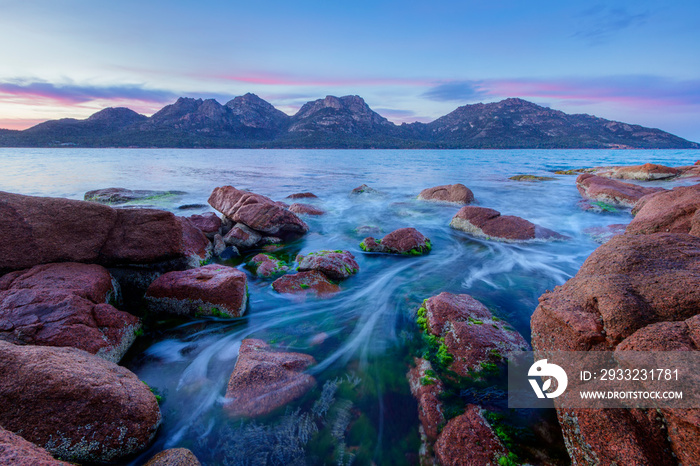 日出于危险之中，澳大利亚塔斯马尼亚州科尔斯湾Freycinet国家公园