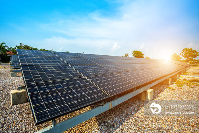 蓝天背景下的太阳能电池板，替代能源概念，清洁能源，绿色能源。
