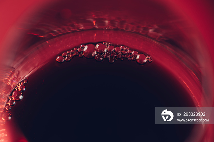 红葡萄酒中的气泡-宏观特写镜头