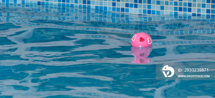 泳池里的粉红心球