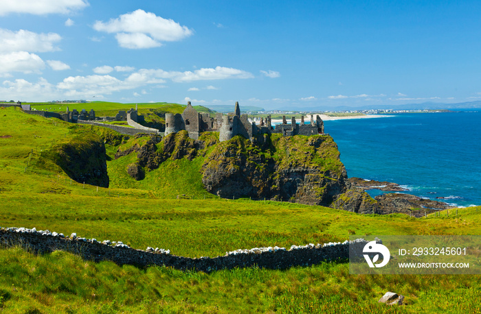 Dunluce Castle。Bushmills。Causeway Coastal Route。Antrim County，Northern Ireland，Europe（邓卢斯城堡。布什米尔斯。堤道