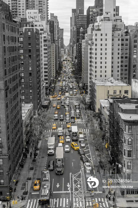 纽约市第一大道的标志性景观，黑白两色，黄色出租车从Rosevelt拍摄