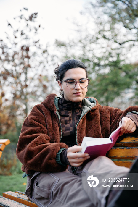 女人在公园里看书