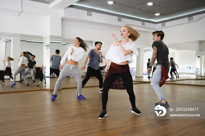 一群年轻的现代舞者在工作室跳舞。体育、舞蹈和城市文化理念