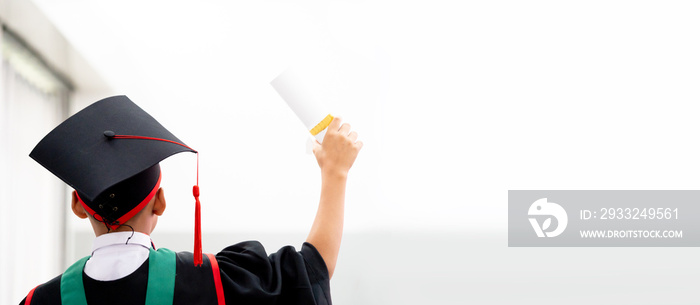 快乐亚洲学校的孩子戴着毕业帽毕业，举起文凭。成功