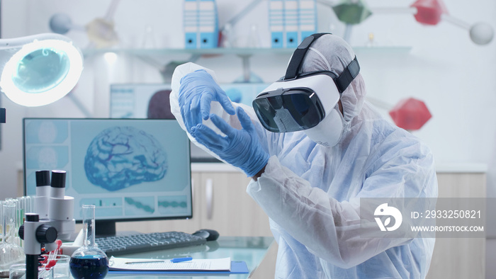 在生物芯片的神经科学实验中戴着虚拟现实耳机的科学家研究员医生