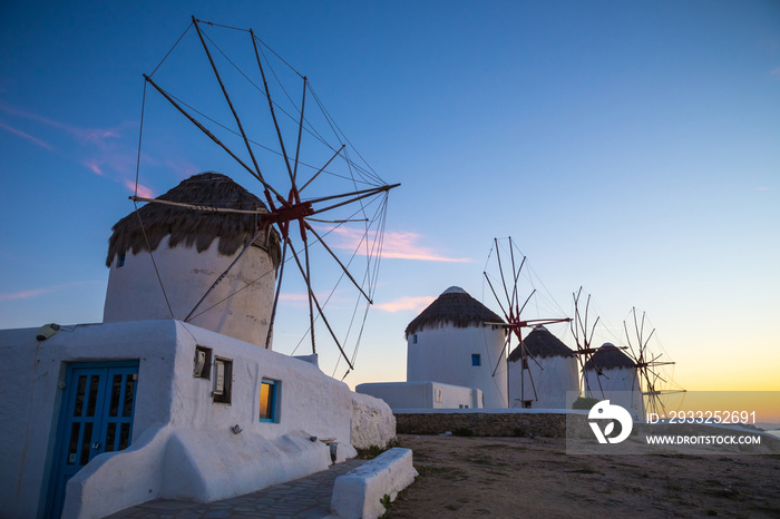 希腊日落时分米科诺斯著名的风车