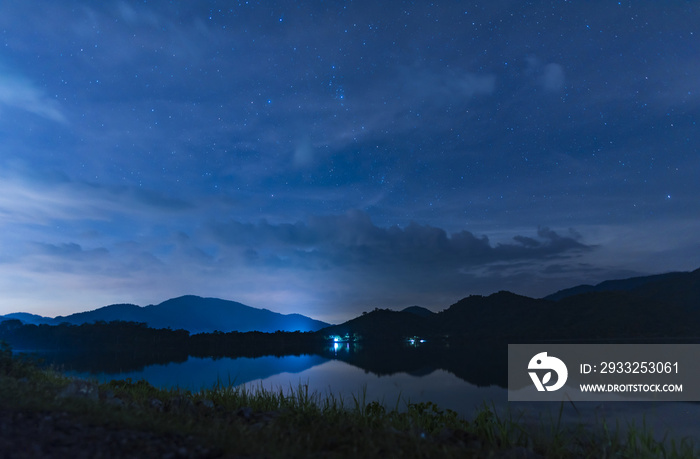 湖面上的风景夜空