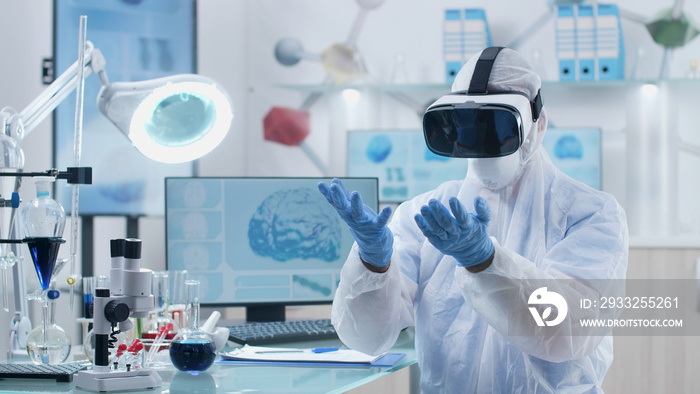 科学家、化学家、医生戴着虚拟现实耳机分析脑电波未来全息图