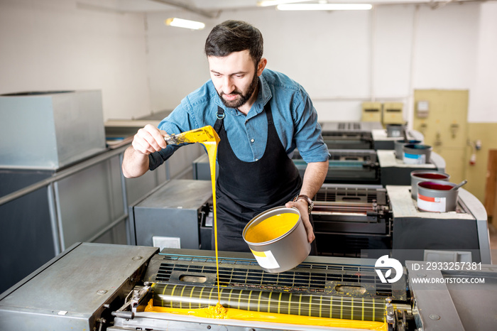 印刷制造厂的胶印机由打字机填充黄色油漆