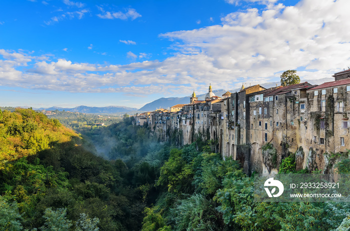 SantAgata de Goti。这座风景如画的中世纪小镇坐落在一条河流上方的陡峭悬崖上