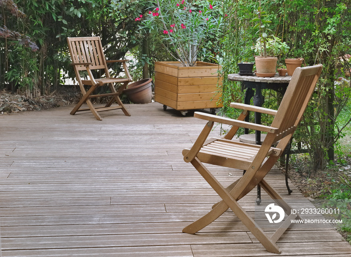 terrasse en bois exotique dans jardin