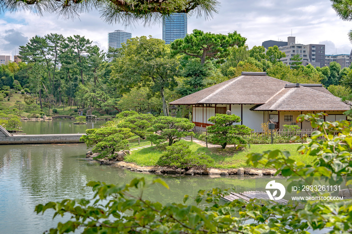 広島縮景園 美しい池畔の風景