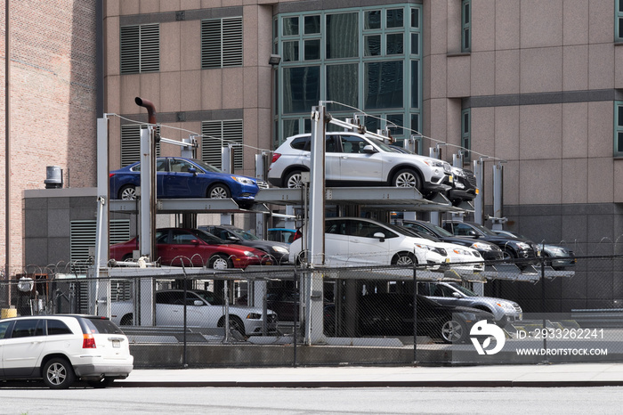 美国纽约市道路围栏后的多层自动停车系统